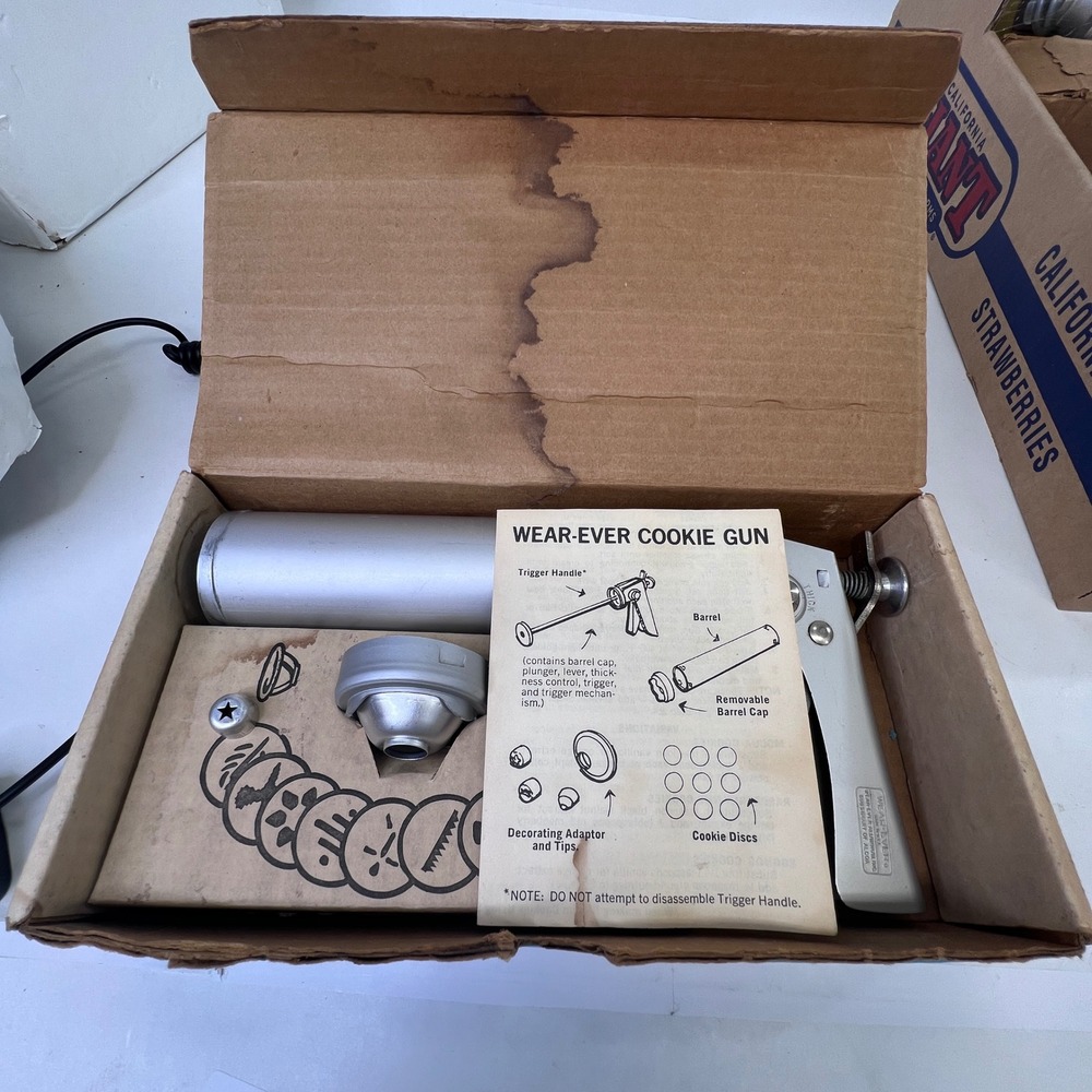 Vintage Wear-Ever Aluminum Cookie Gun Press 9 Discs 3 Tips Made in USA 210-856